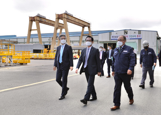 권남주 캠코 사장(왼쪽 두번째)이 자산매입 후 임대 프로그램 지원대상 중소기업 현장을 찾아 관계자로부터 설명을 듣고 있다. 캠코 제공